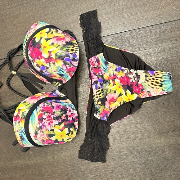 Beach Bunny Other - Floral Bikini Set with Lace Trim bea